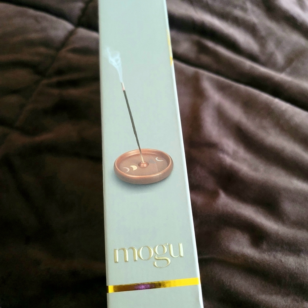 NEW Mogu Luxury Collection Ceramic Incense Holder (20 Sandlewood Incense Sticks)